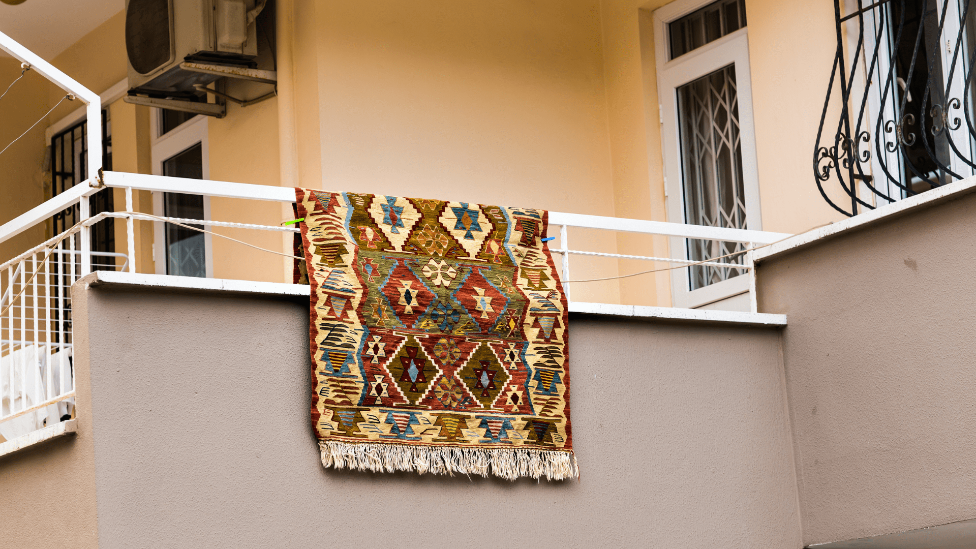 Sąsiedzkie sprawy - grillowanie albo palenie na balkonie, zostawianie śmieci czy butów przed drzwiami, a może trzepanie dywanów przez balkon. Znacie to? 
