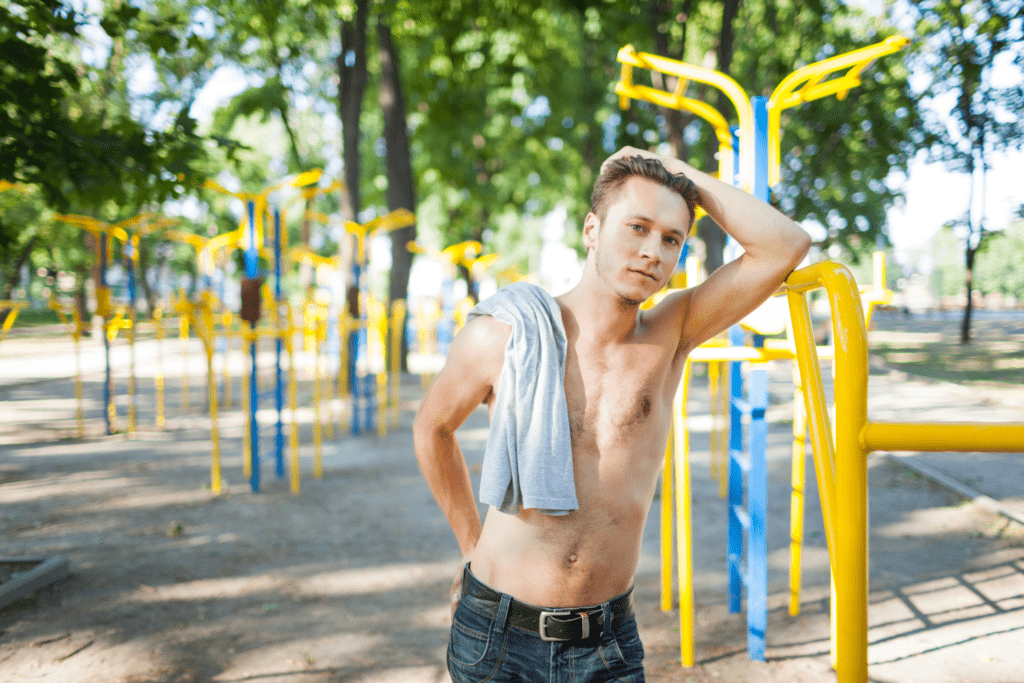 Chodzenie latem bez koszulki? Zostawmy taki ubiór jedynie na plażę...