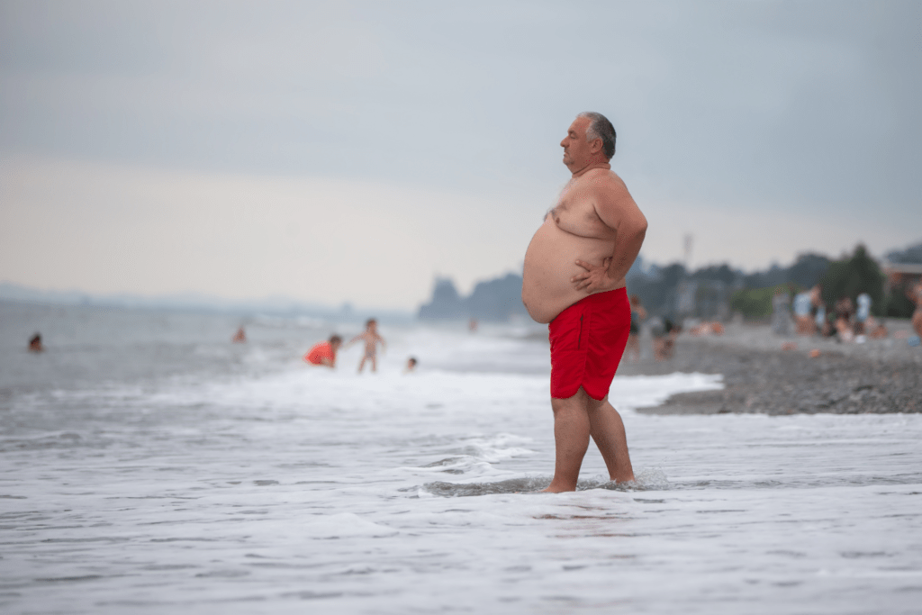 Chodzenie latem bez koszulki? Zostawmy taki ubiór jedynie na plażę…