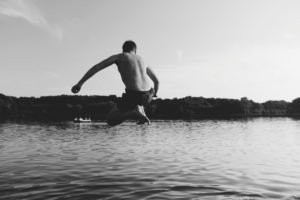 Chodzenie latem bez koszulki? Zostawmy taki ubiór jedynie na plażę...