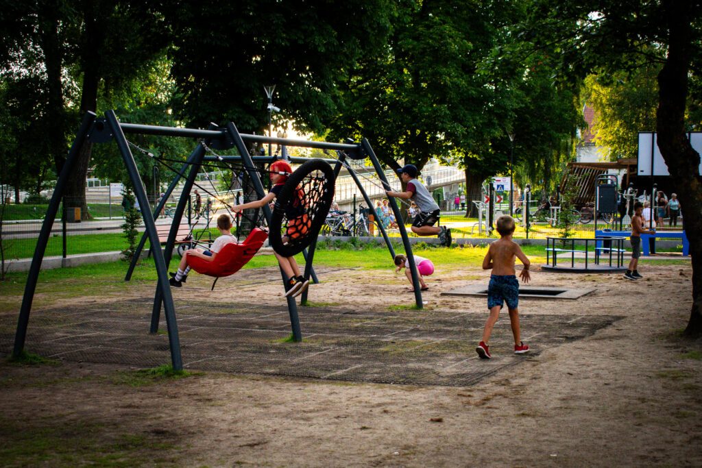 Publiczne place zabaw w Giżycku – gdzie warto się bawić z dziećmi?