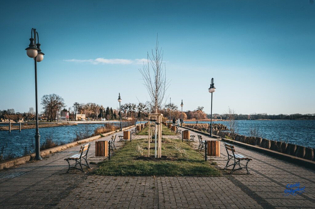 Promenada nad jeziorem w Giżycku