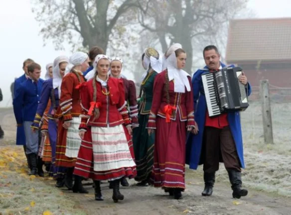 Ludowa muzyka i tańce Mazurów – tradycje, stroje i instrumenty