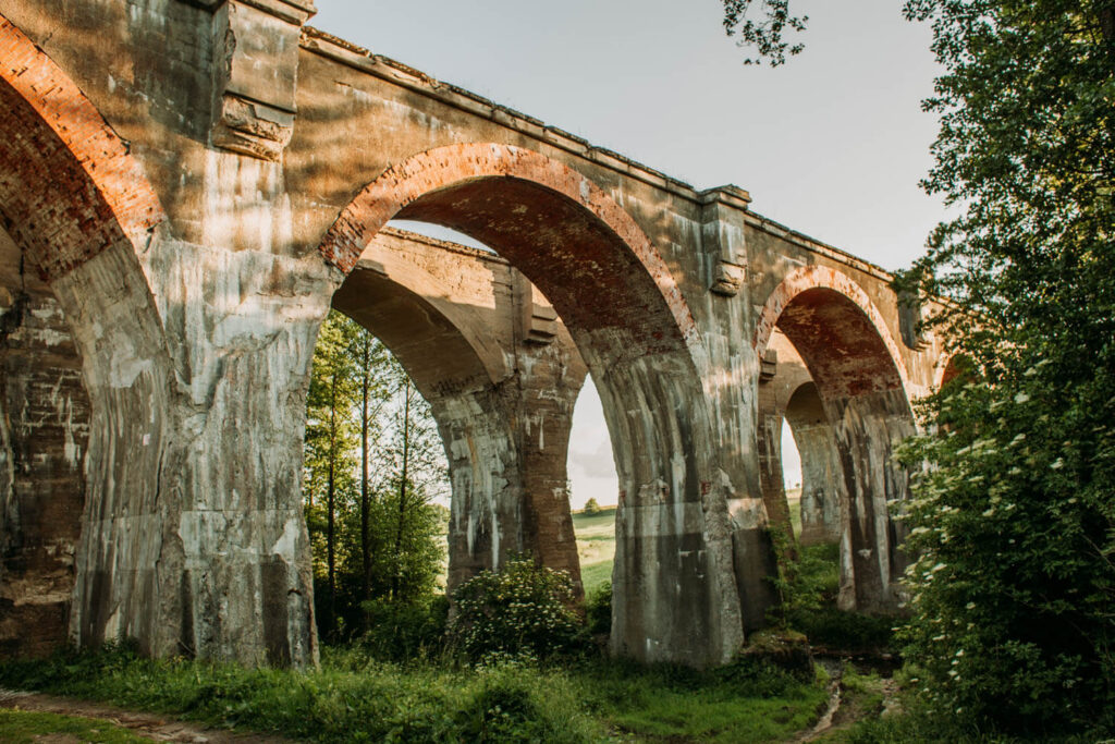 Mosty kolejowe w Botkunach – ukryty skarb Mazur dla miłośników historii i fotografii