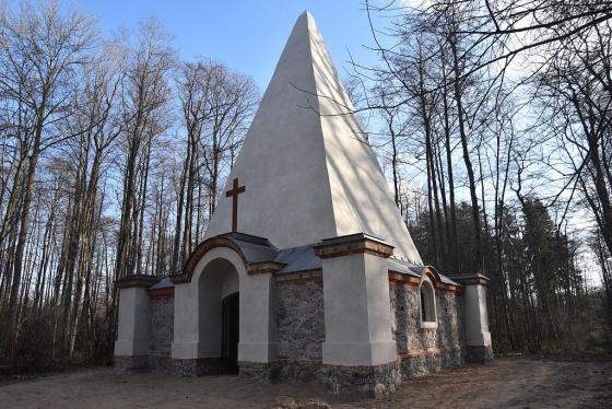 Piramida w Rapie – tajemnicza atrakcja Mazur pełna legend