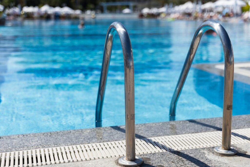 Hotel na Warmii i Mazurach z basenem – jak wybrać idealne miejsce na relaks?