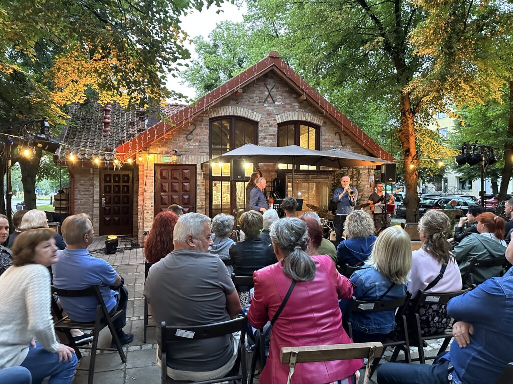 Wieczór ze sztuką i kulturą francuską w Galerii Sztuki Schron. Paryski klimat w sercu Giżycka