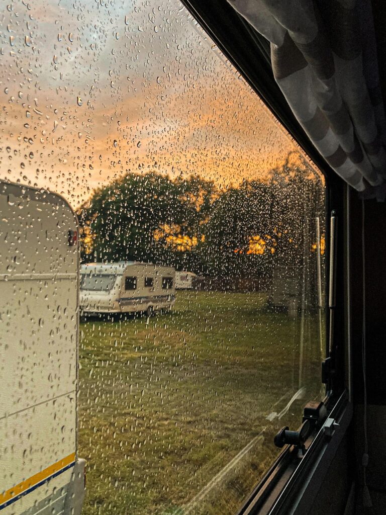Gdzie na camping w Giżycku? 13 sprawdzonych miejsc pod namiot i kampera nad mazurskimi jeziorami