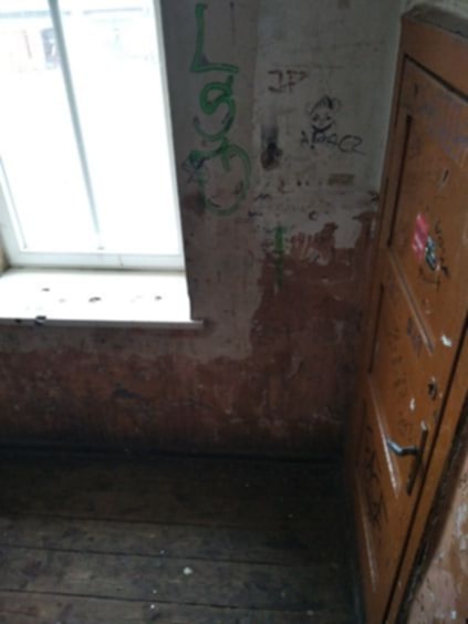 Klatka schodowa jak z horroru – mieszkańcy proszą o pomoc