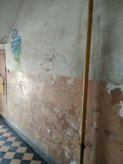 Klatka schodowa jak z horroru – mieszkańcy proszą o pomoc
