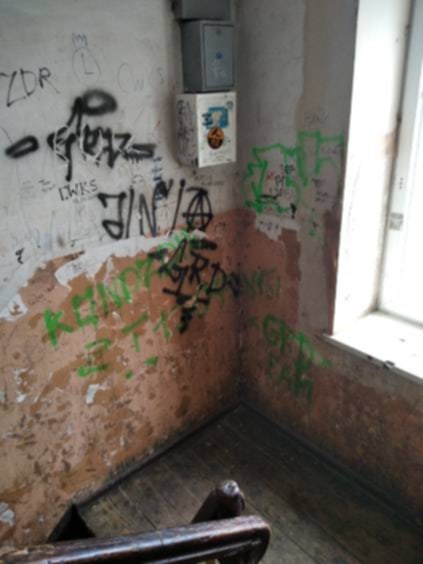 Klatka schodowa jak z horroru – mieszkańcy proszą o pomoc