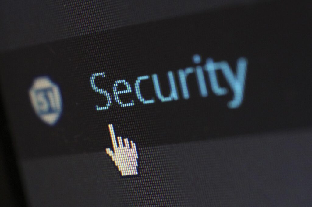 Warmińsko-Mazurskie liderem cyfrowej rewolucji. Seniorzy online, młodzi z AI – najnowszy raport #RegionyNEXERY2025