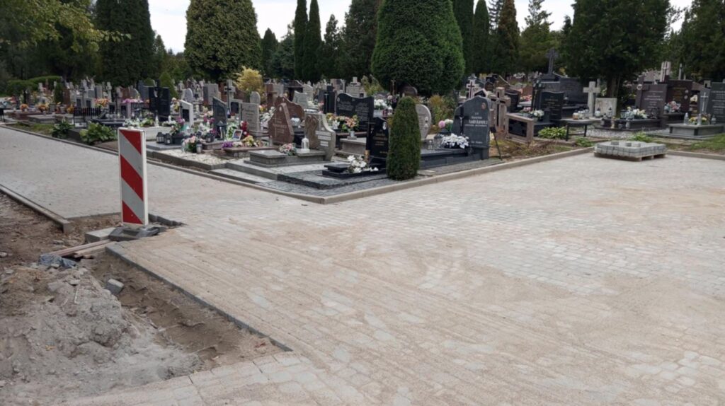 Nowe ścieżki i oświetlenie na cmentarzu w Giżycku – inwestycja trwa