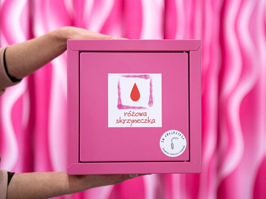 Różowe skrzyneczki w Giżycku – czy są dostępne w naszych szkołach?