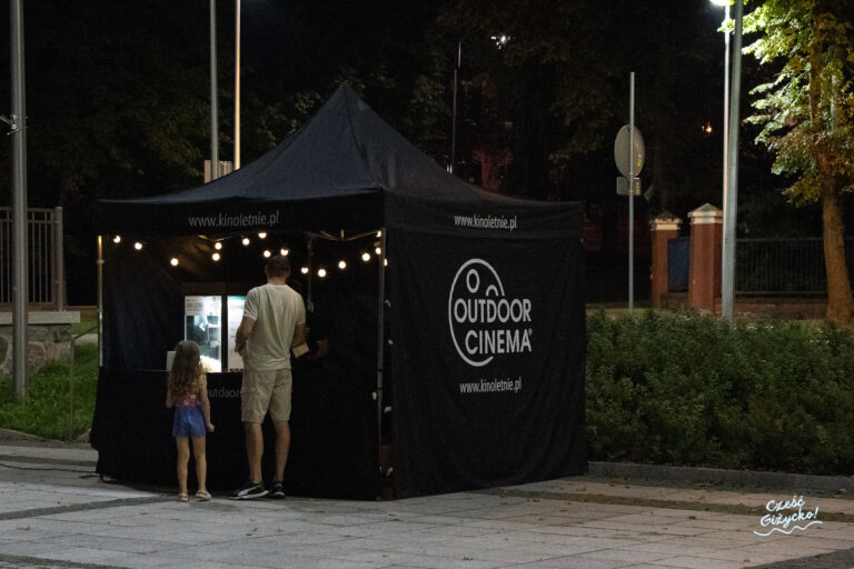Kino samochodowe w Giżycku – wrześniowe seanse na Placu Piłsudskiego