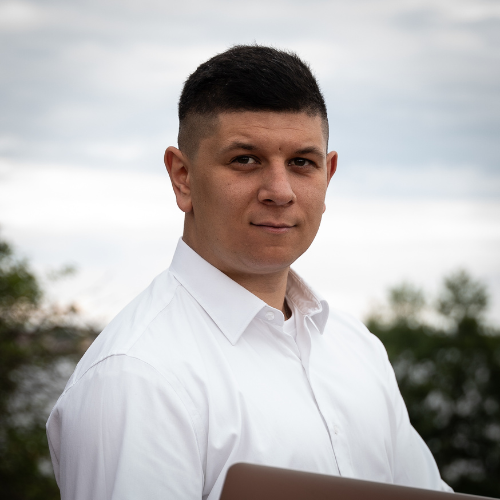 Mikołaj Kozikowski z laptopem
