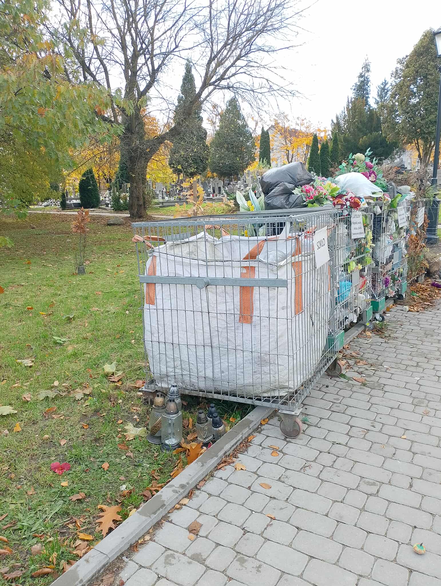 Znicze do ponownego użytku - porządek i mniej odpadów?