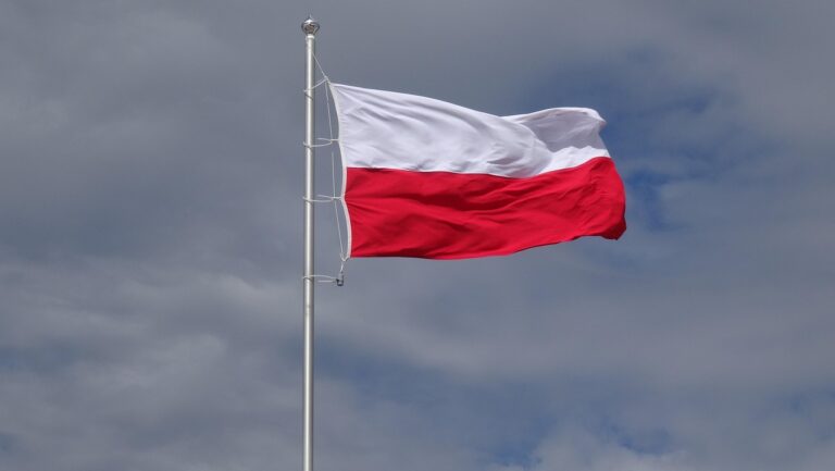 Flaga Polski – jak poprawnie wywieszać biało-czerwoną z dumą i szacunkiem