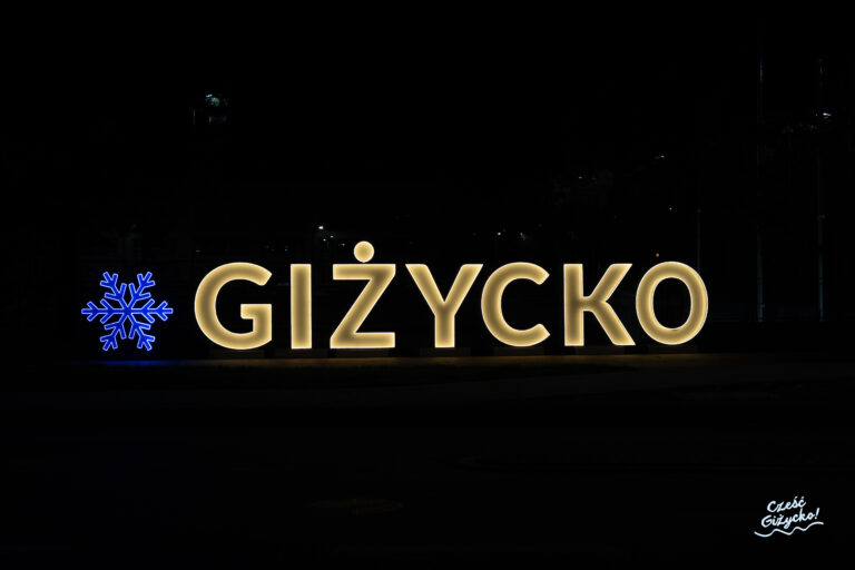 Podświetlany napis „Giżycko” – poznajmy szczegóły instalacji