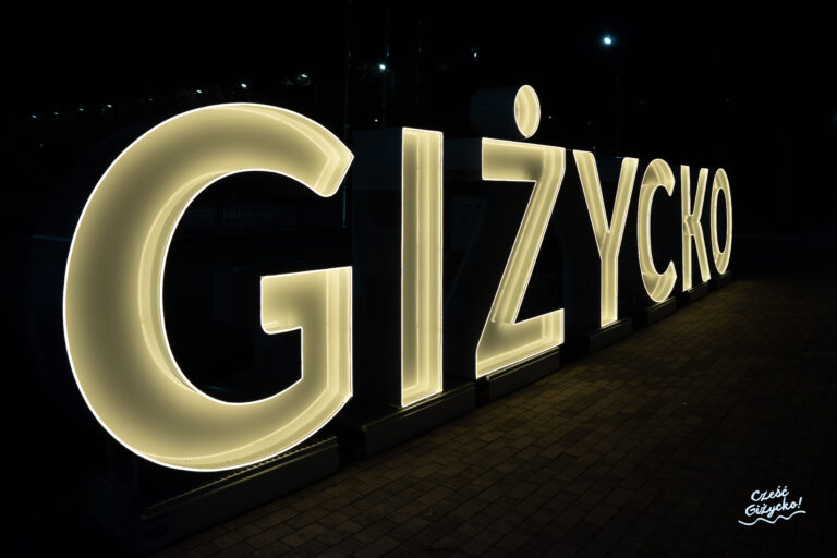 Podświetlany napis „Giżycko” – poznajmy szczegóły instalacji