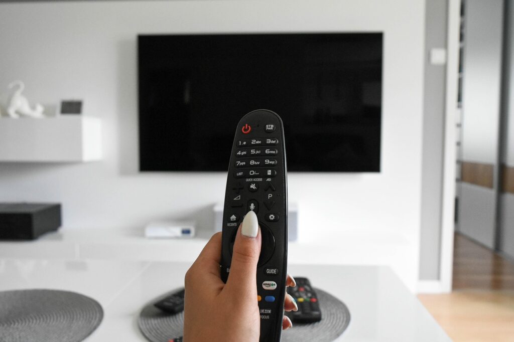 Sylwester 2025 przed telewizorem. Gwiazdy, prowadzący i wszystkie stacje w jednym miejscu