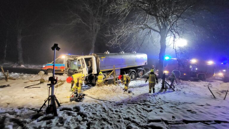 Wypadek ciężarówki w Konopkach Małych. Kierowca zakleszczony, trafił do szpitala