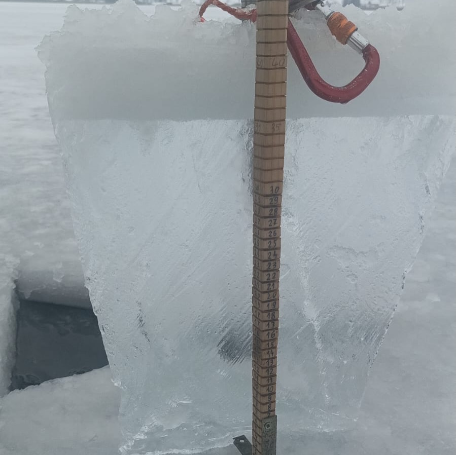 Nawet 50 cm lodu na mazurskich jeziorach. MOPR podaje pomiary (Giżycko i okolice)