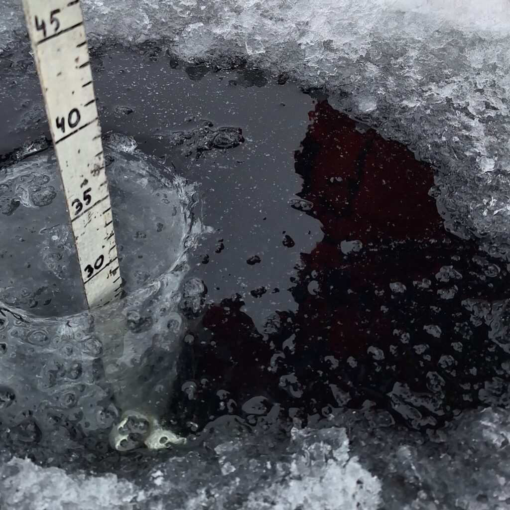Nawet 50 cm lodu na mazurskich jeziorach. MOPR podaje pomiary (Giżycko i okolice)