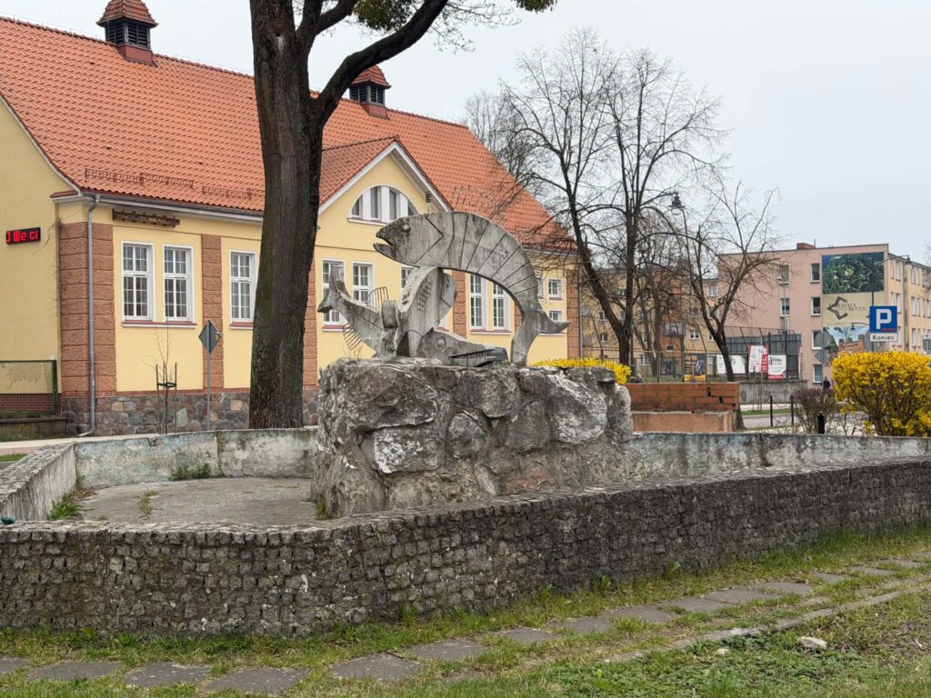 Fontanna z trzema rybami przy poczcie może wrócić do życia. W Giżycku ruszyły prace