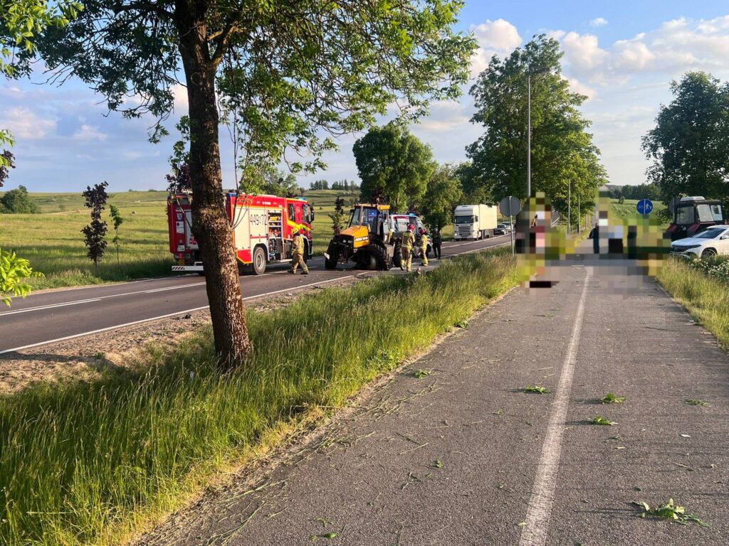 Zderzenie ciągnika rolniczego i Volvo na DK59. Droga Wilkaski – Wilkasy była zablokowana