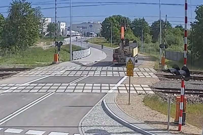 Kierowca ciężarówki zerwał sieć trakcyjną w Giżycku. Ruch pociągów był sparaliżowany przez całą dobę