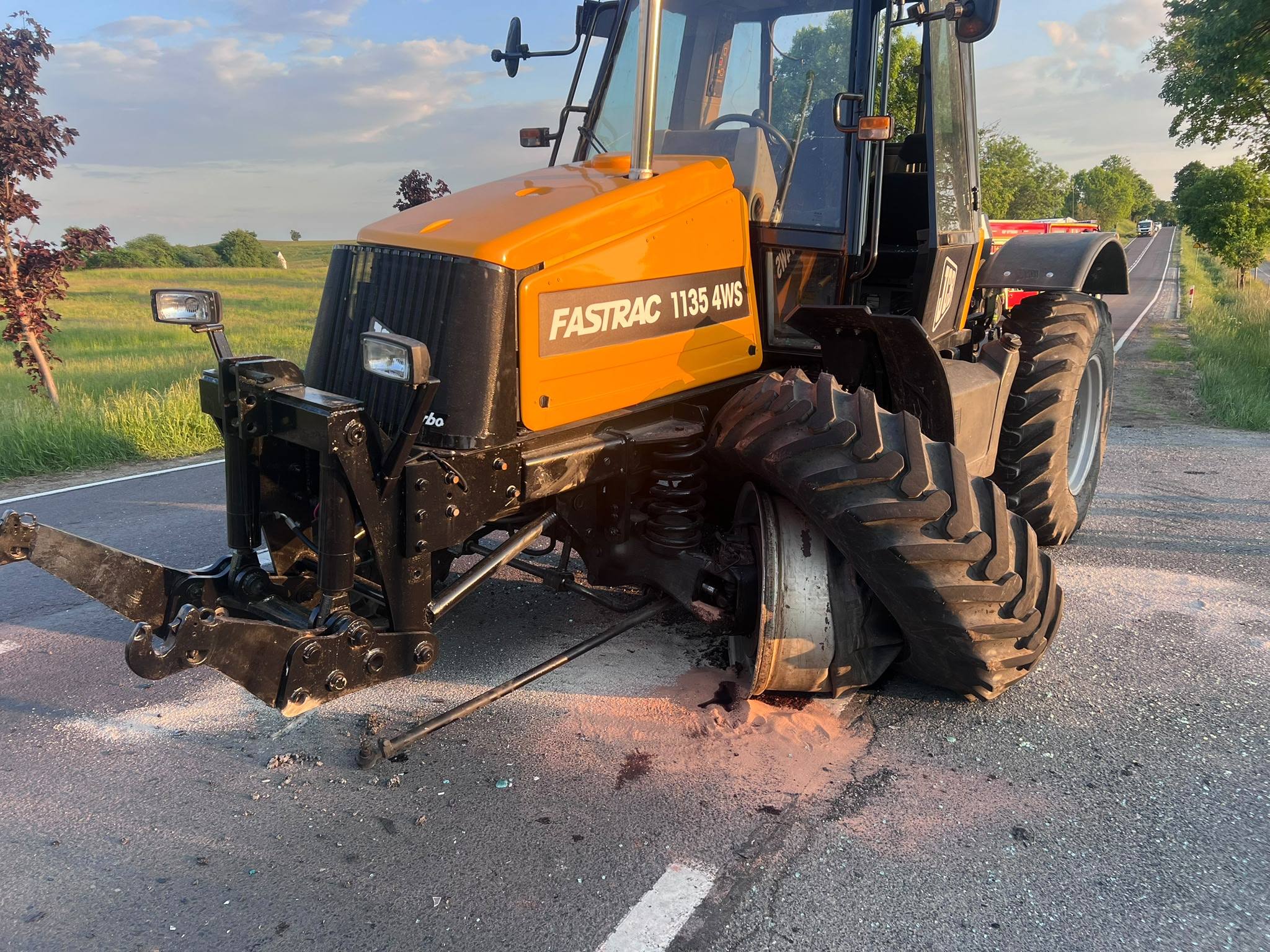 Zderzenie ciągnika rolniczego i Volvo na DK59. Droga Wilkaski – Wilkasy była zablokowana