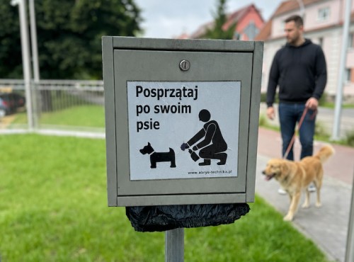 Grafika miasta Giżycko przypominająca o sprzątaniu po psie i darmowym czipowaniu