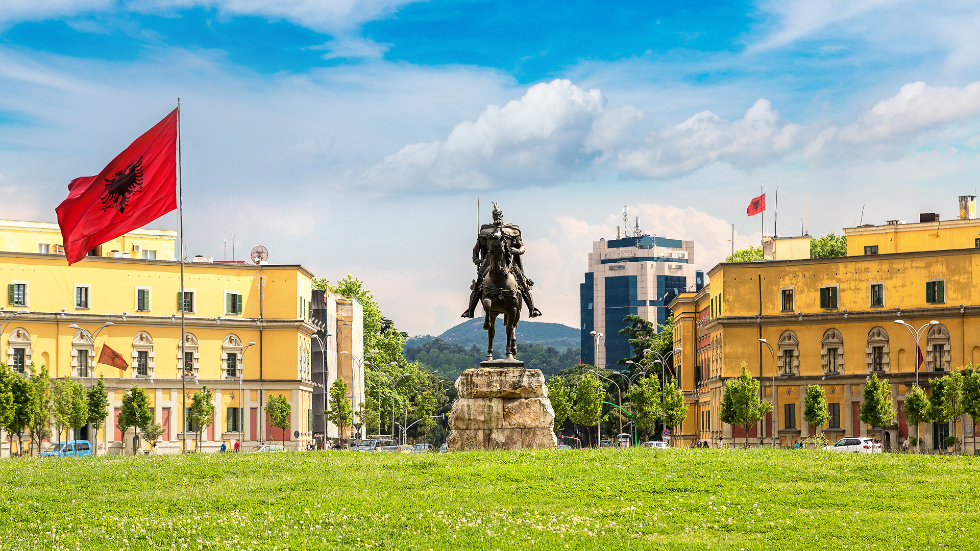Tirana – sprawdź, co warto zobaczyć podczas podróży do stolicy Albanii