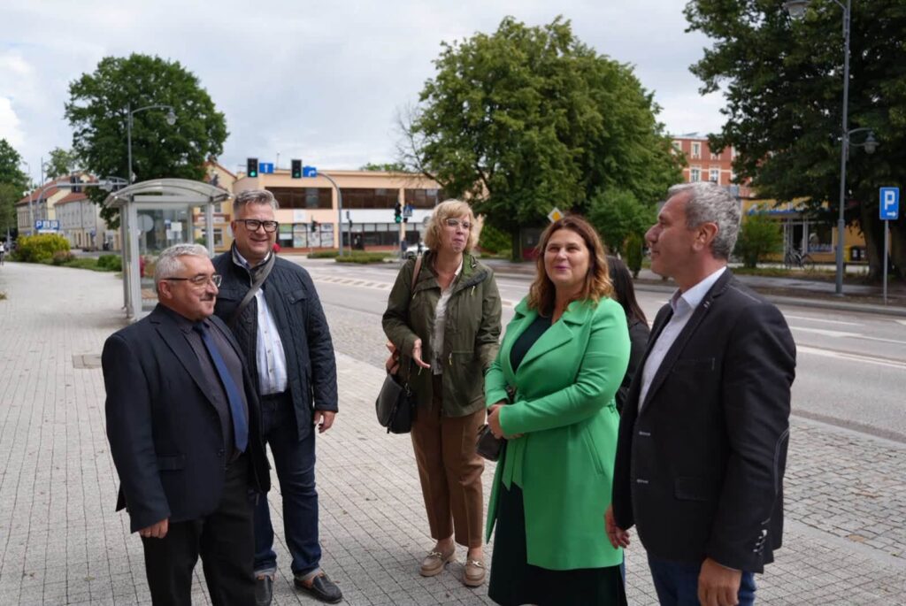 Kwiaty złożone podczas rocznicy urodzin Wojciecha Kętrzyńskiego w Giżycku