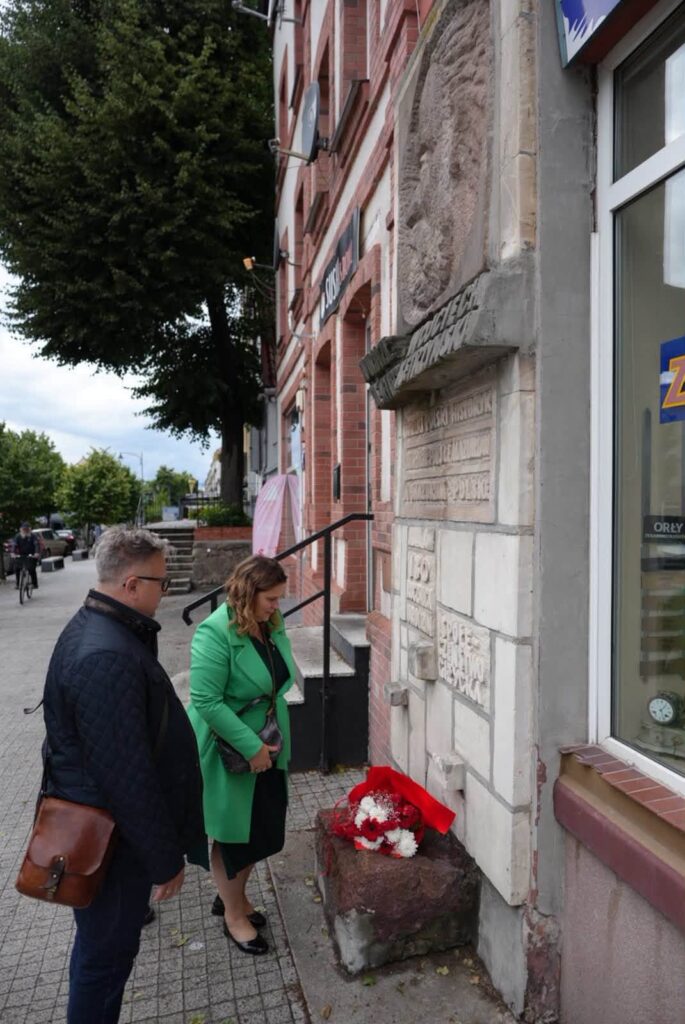 Uczestnicy uroczystości związanej z 188. rocznicą urodzin Wojciecha Kętrzyńskiego