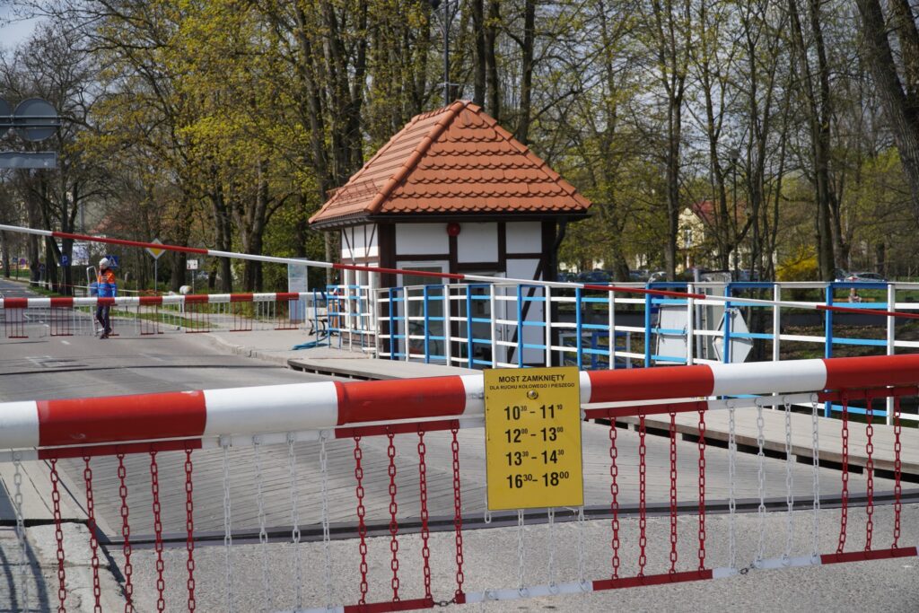 Most obrotowy w Giżycku w sezonie żeglarskim