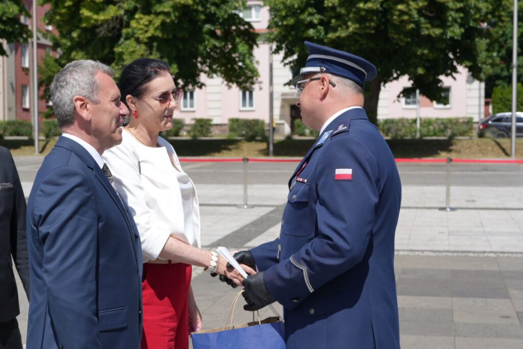 Wręczanie awansów podczas Święta Policji w Giżycku