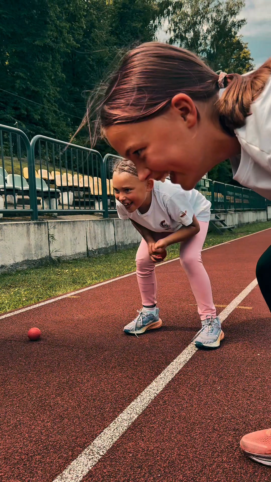 Uczestniczki wakacyjnego treningu Short Track MOSiR Giżycko na bieżni